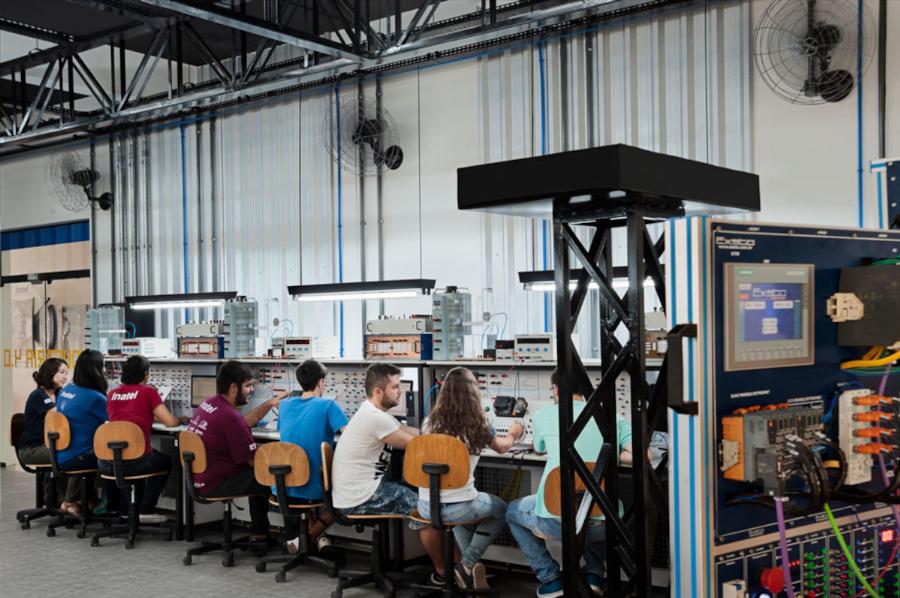 Alunos do curso de Engenharia de Controle e Automação no laboratório do Inatel