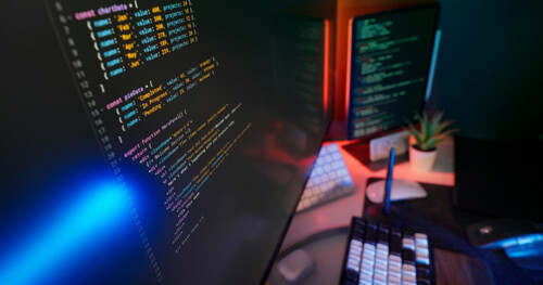 Organização, nomes claros e boas práticas tornam o código mais legível, facilitam a manutenção de sistemas e ajudam equipes a identificar erros com mais rapidez.