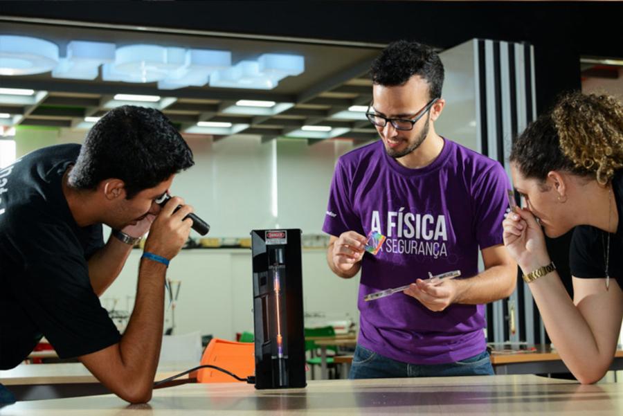 Estudante do Inatel na aula de física do curso de Engenharia Elétrica.