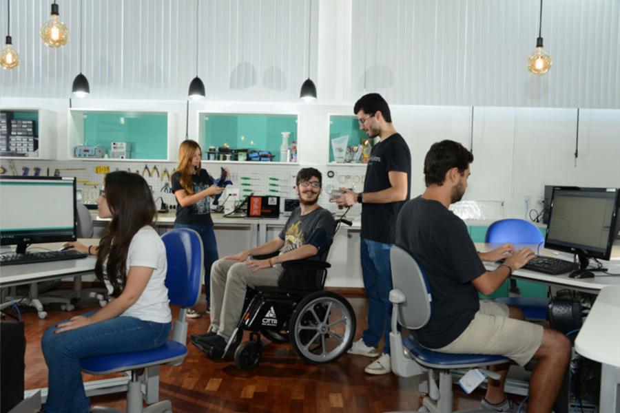 Estudantes do Inatel na aula do curso de Engenharia Biomédica.