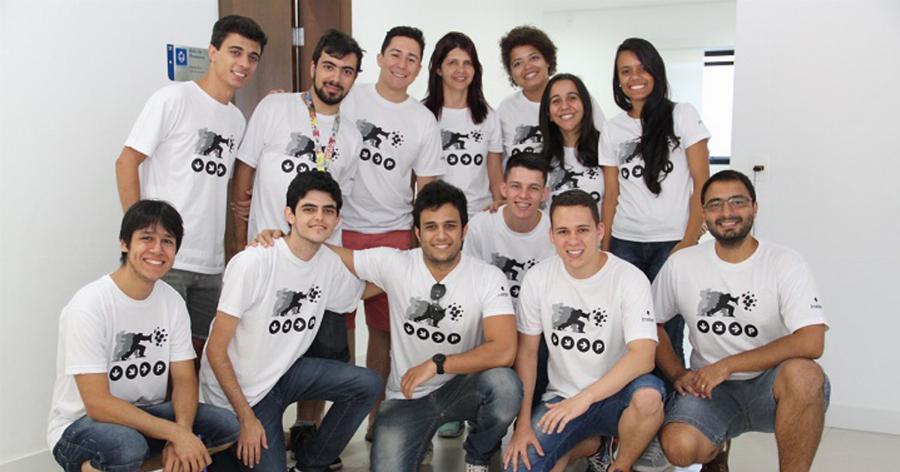 No canto inferior esquerdo, uma das tantas Maratonas de Programação
