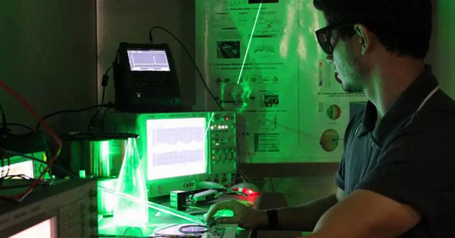 Teste no laboratório de Engenharia de Telecomunicações do Inatel