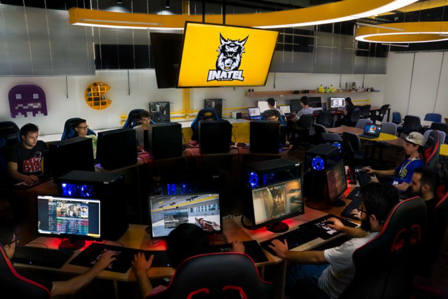 Time de e-sports do Inatel no laboratório do Inatel