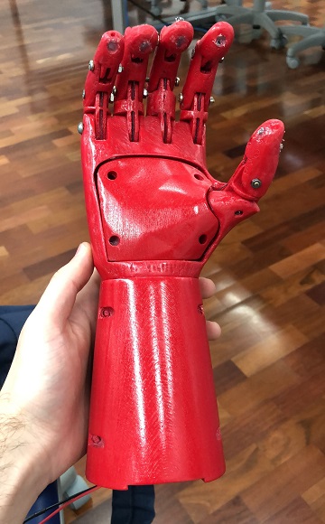 Mão robótica impressa em 3D com controle por contração muscular