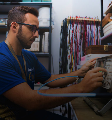 Um homem operando uma máquina