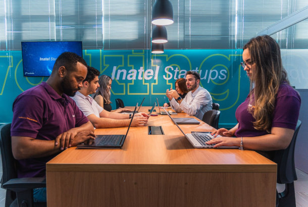Sala do Inatel Startups com pessoas sentadas usando seus laptops