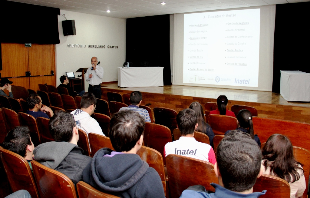 O professor do Inatel, Rinaldo Duarte Teixeira de Carvalho, ministrou a palestra durante o Business Day