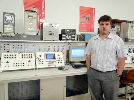 Professor Alexandre Baratella no Laboratório de Automação 