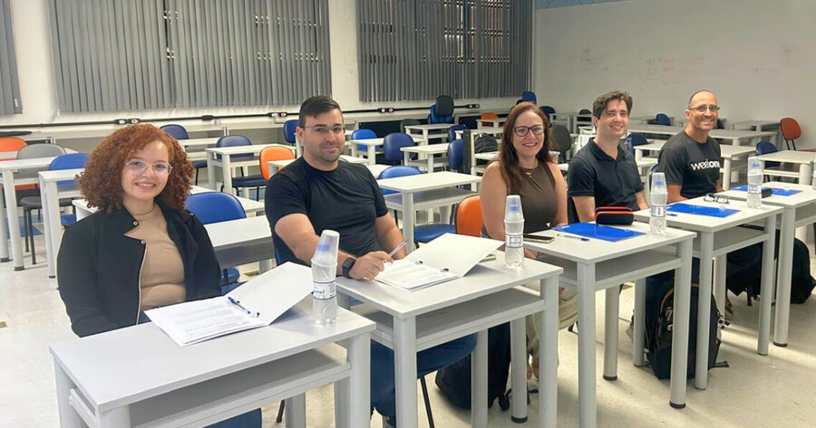 A banca avaliadora foi composta por professores e egressos do Inatel, responsáveis por analisar os projetos desde a aplicação dos conceitos da disciplina até sua viabilidade de mercado.