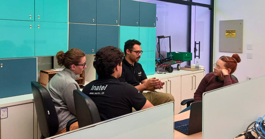 A experiência proporcionada pela disciplina amplia a vivência prática dos alunos e fortalece a formação em Engenharia de Telecomunicações no Inatel.