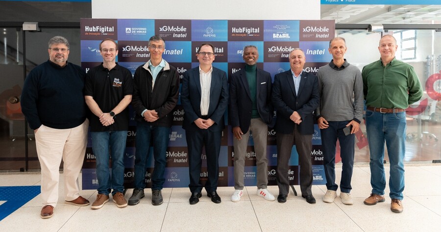 Autoridades presentes no lançamento do Hub Fígital de Inovação