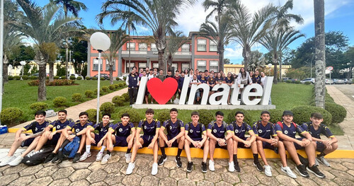 Com medalha na natação e 4º lugar no vôlei, instituição reforça o valor da resiliência e do trabalho em equipe para futuros engenheiros.