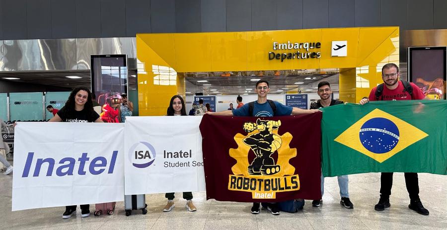 Da esquerda para direita: Elaine, Ana Luísa, Miguel, Anthony e Prof. Egídio
