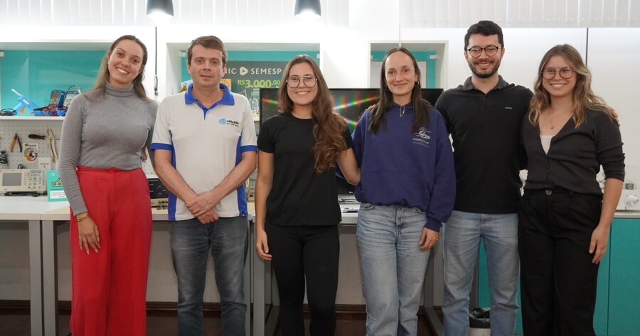 Doutoranda (de azul) da Université Grenoble Alpes desenvolve pesquisa com realidade aumentada para capacitação de profissionais da saúde
