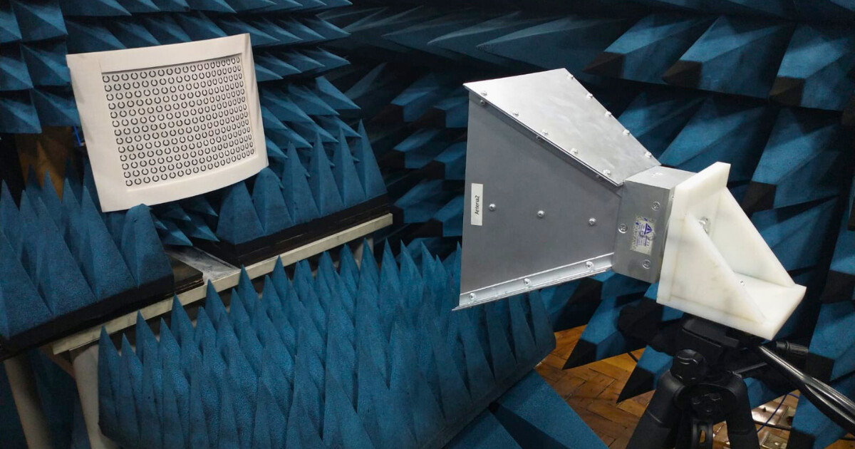 Estudo propõe uma estrutura composta por minúsculos discos feitos de camadas alternadas de metal e um material ferromagnético, sensível a campos magnéticos. Foto: EMIS Lab Inatel.