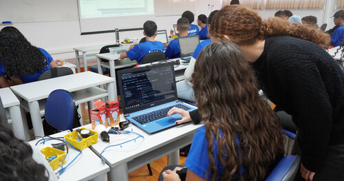 Iniciativa oferece formação em IoT e IA para estudantes e professores da rede pública de Brasópolis, Cachoeira de Minas e Santa Rita do Sapucaí (MG)