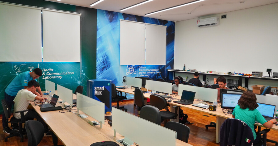 Os novos ambientes contribuem para que alunos desenvolvam projetos e pesquisas em áreas de interesse.