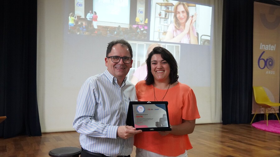 Prof. Carlos Nazareth e Ludimila Rocha, diretor do Inatel e coordenadora do Mind ++, respectivamente, com o Selo ELA.