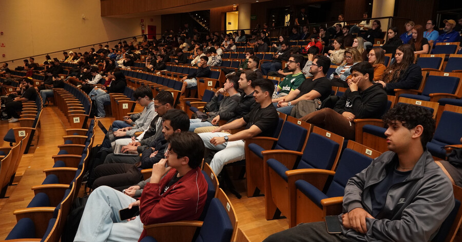 Público acompanha palestra sobre prevenção e combate ao assédio no Teatro Inatel.
