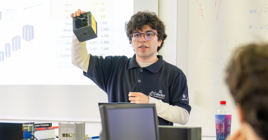 Rodrigo de Carvalho Andrade, estudante de Engenharia de Telecomunicações do Inatel, recebeu o prêmio de Melhor Apresentação da Sessão pelo projeto Karawara no ICE3IS 2026.