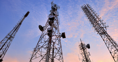 Setor vive escassez de profissionais enquanto 5G, IoT e IA aceleram procura por especialistas em redes; trajetórias de engenheiros formados no Inatel mostram amplitude de atuação da carreira